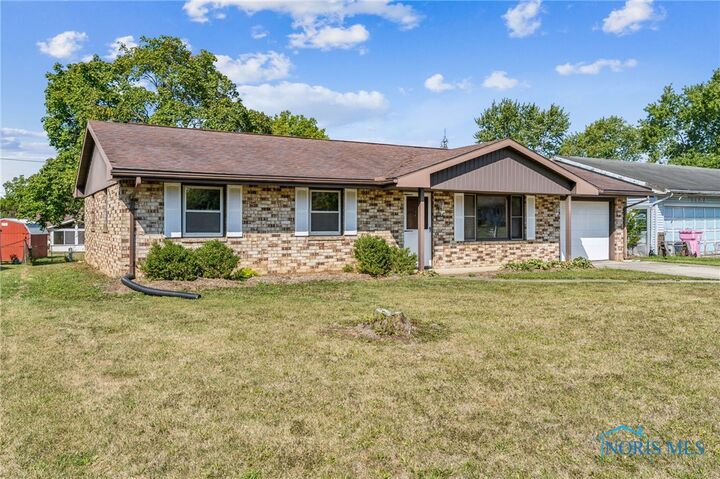 Property Photo:  2100 Candlewick Drive  OH 45840 