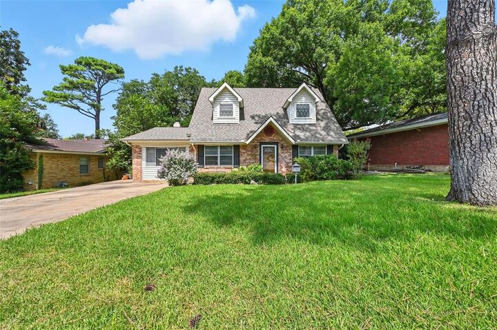 Photo de la propriété:  2004 Valley Lane  TX 76013 