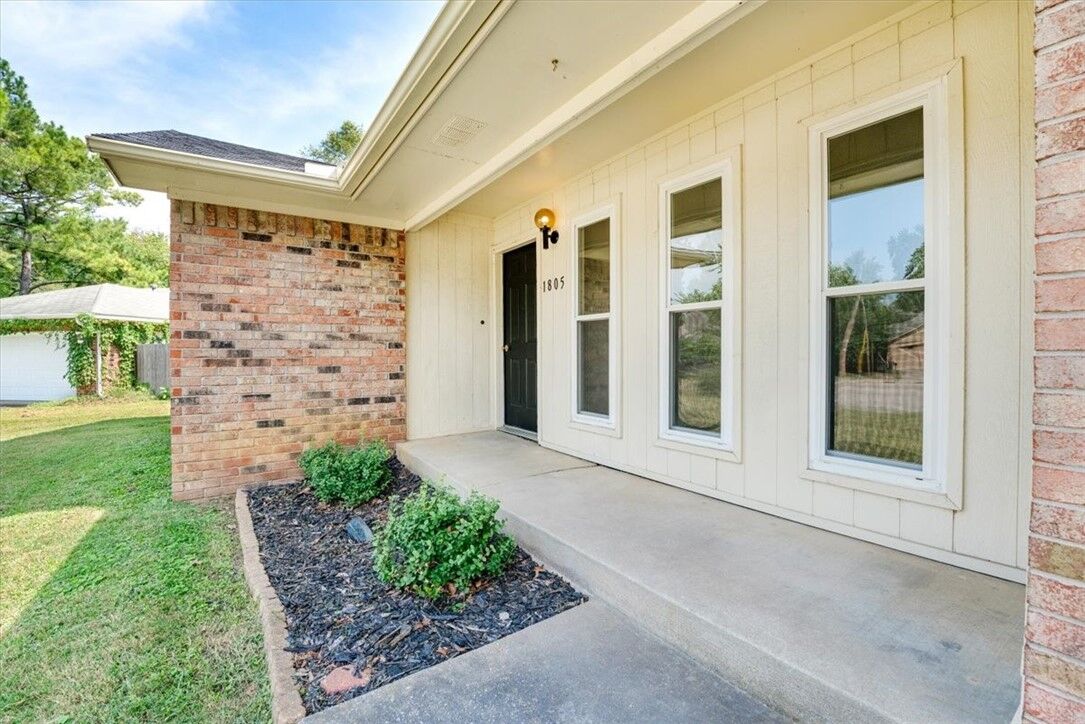 Property Photo:  1805 E Furman Street  AR 72703 