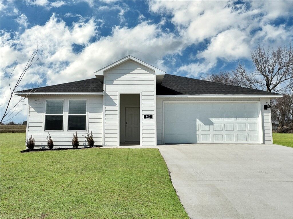 Property Photo:  1011 Sagely Street  AR 72753 