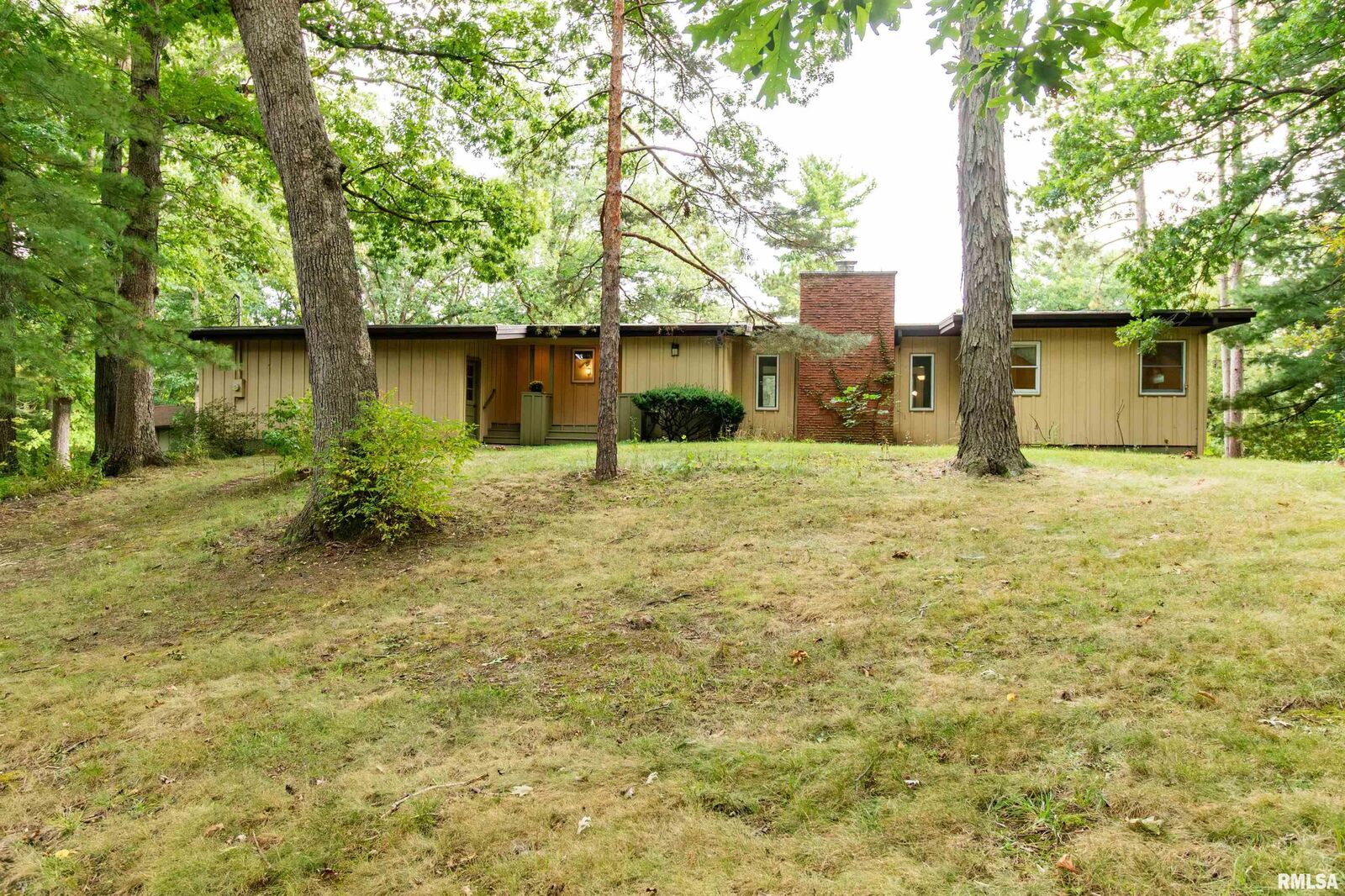 Property Photo:  432 W Singing Woods Road  IL 61526 