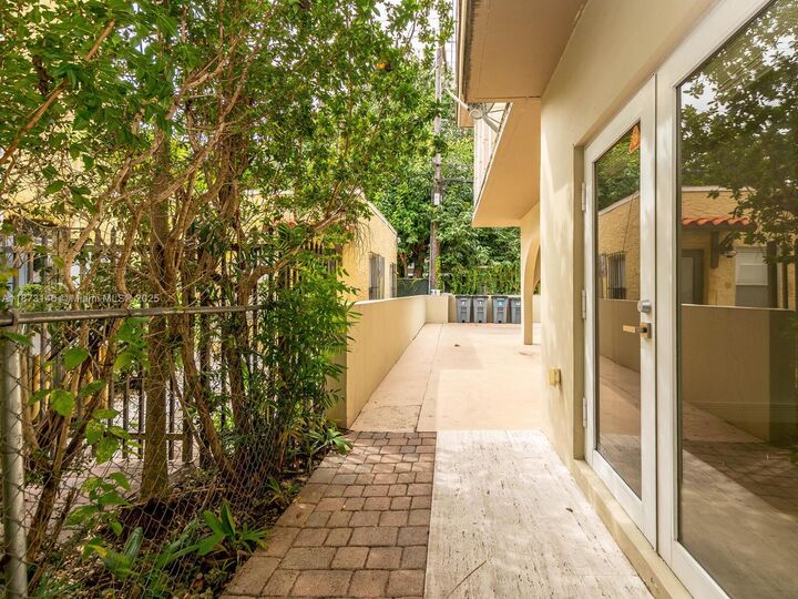 Property Photo:  1310 Salzedo St 1310  FL 33134 