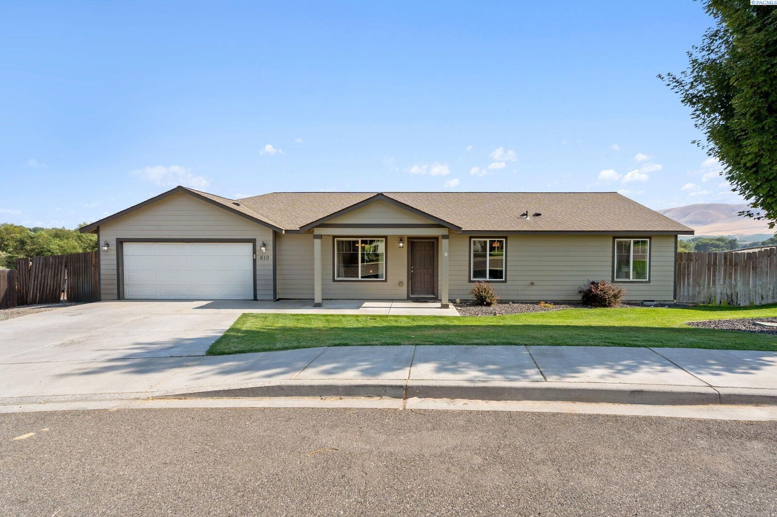 Property Photo: 610 Botaka Loop WA 99320