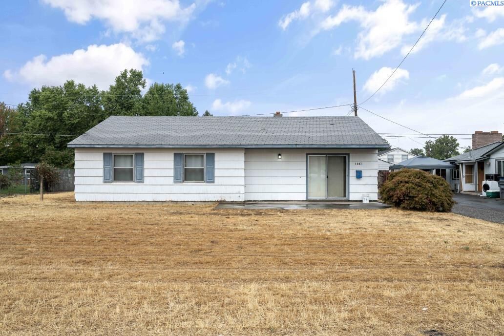 Property Photo: 1207 Acacia Ave WA 99354