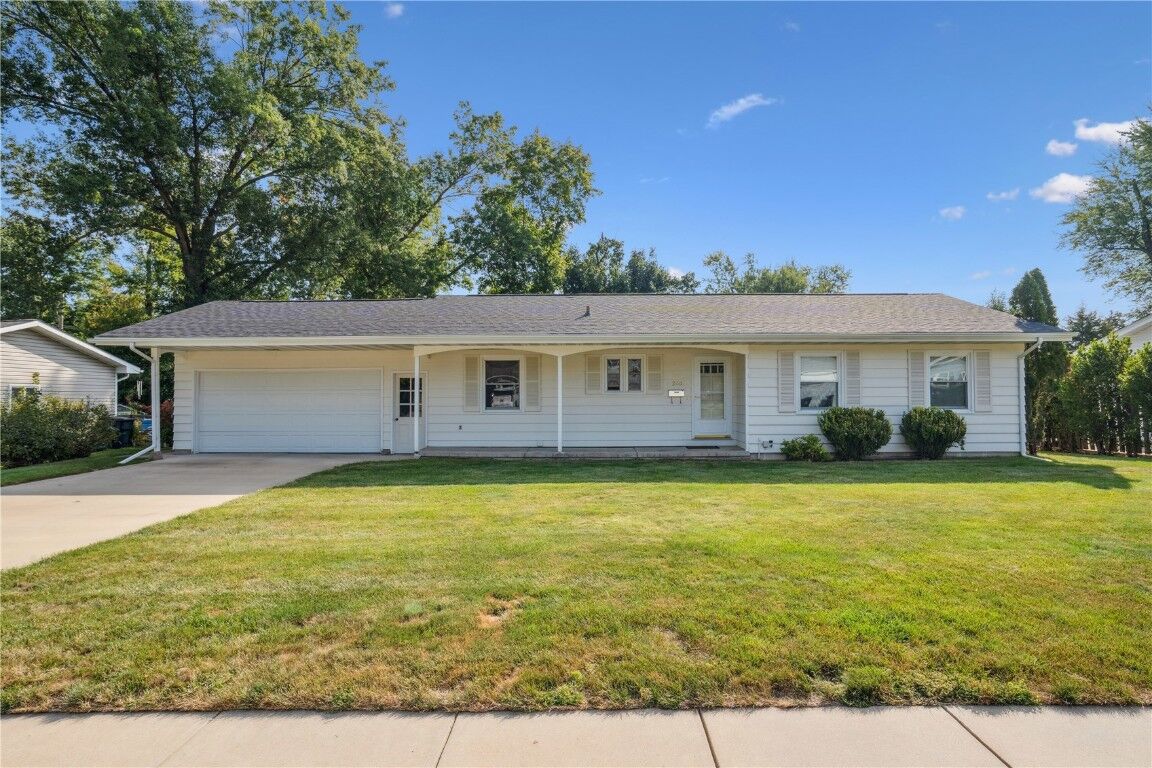 Property Photo: 266 Tomahawk Trail SE IA 52403