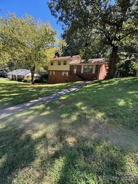 Property Photo: 931 Pineborough Road NC 28212
