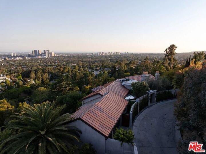 Property Photo:  9360 Readcrest Dr  CA 90210 