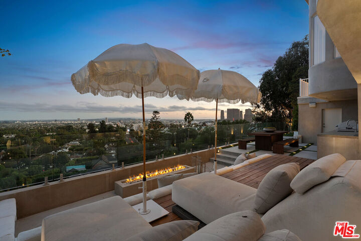 Property Photo: 7882 Fareholm Dr CA 90046