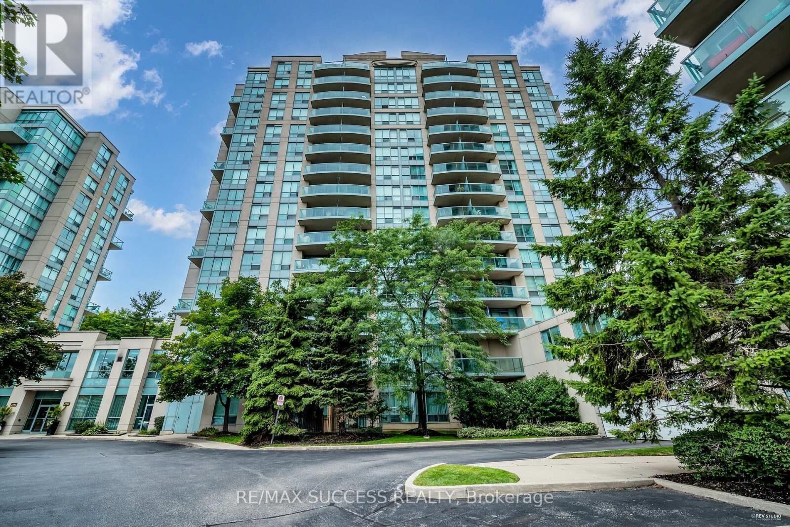 Property Photo: 2565 Erin Centre Boulevard 806 ON L5M 6Z8