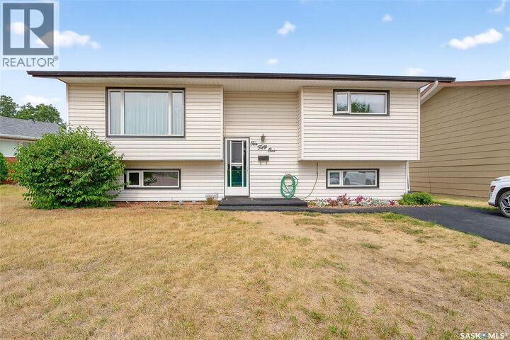 1051 Corman Crescent  Moose Jaw SK S6H 6V5 photo