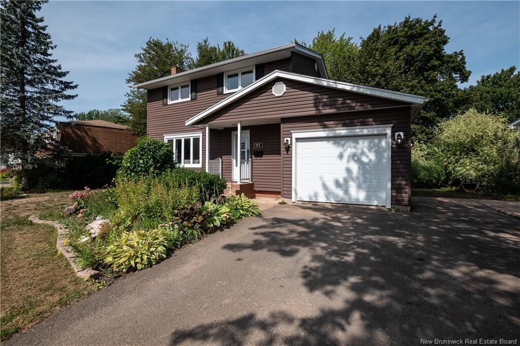 Property Photo:  93 Fairway Boulevard  NB E1B 1T4 
