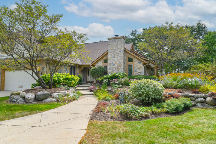 Property Photo: N19w22081 Fox View Ct 2B WI 53186