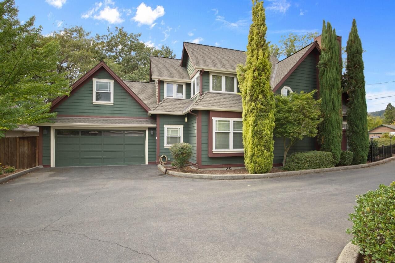 Property Photo:  1613 SW I Street  OR 97526 