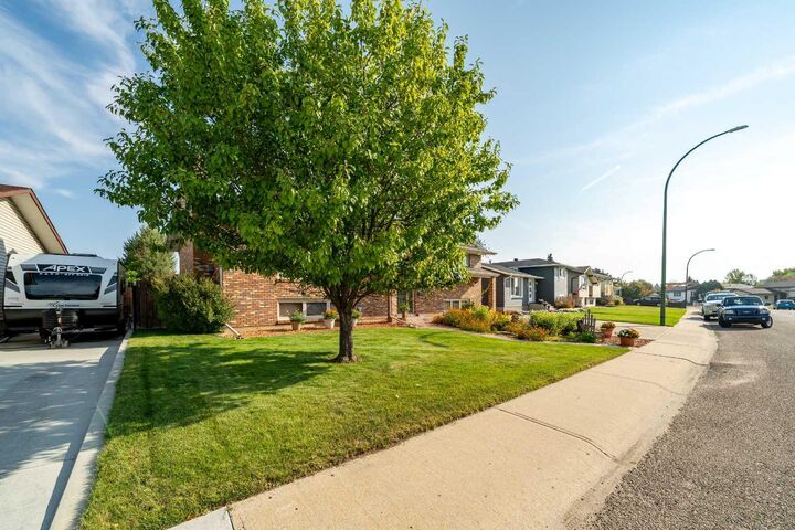 Photo de la propriété:  72 Rossmere Way SE  AB T1B 2M8 