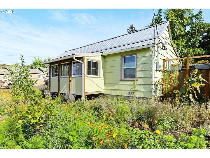 Property Photo:  218 W Franklin  WA 98605 