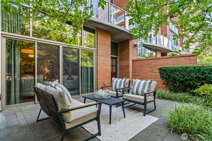 Property Photo:  10616 NE 9th Place Th4  WA 98004 