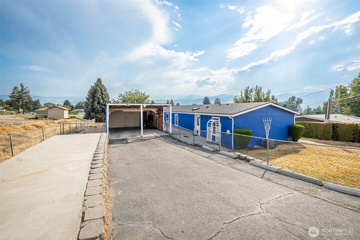 Property Photo: 68 24th Street NE WA 98802