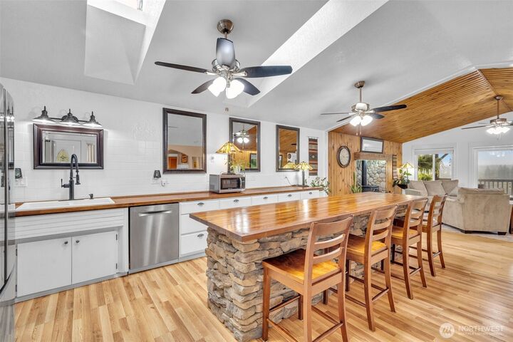 Property Photo: 211 E Jonathan Road WA 98012
