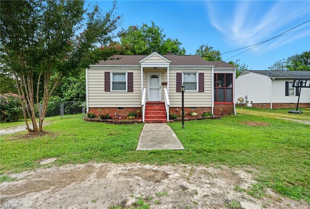 Property Photo: 120 N Grove Ave VA 23075