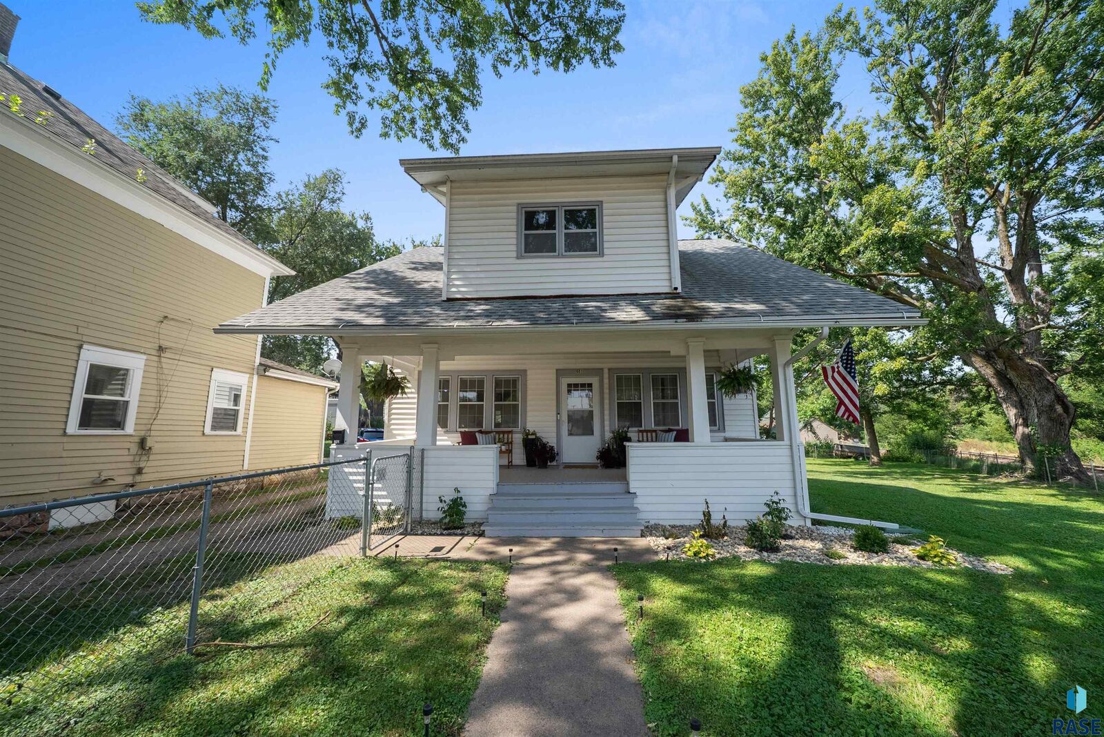 Property Photo: 601 S Prairie Ave SD 57104