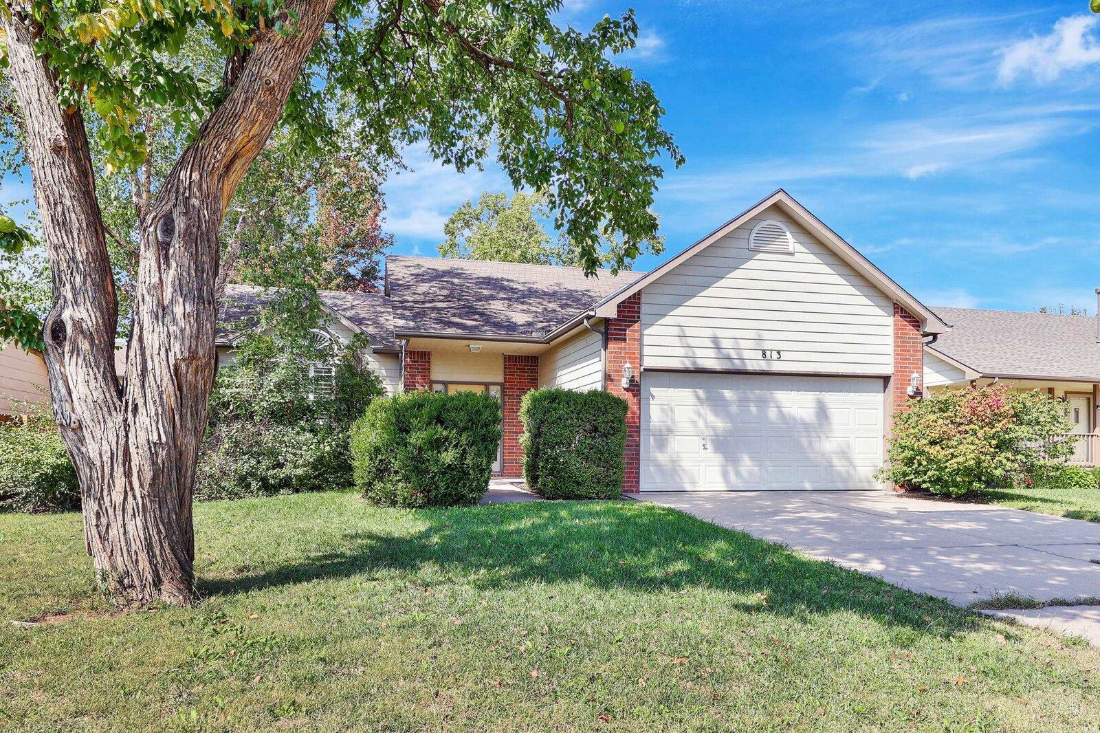 Photo de la propriété:  813 S Cranbrook Cir  KS 67207 