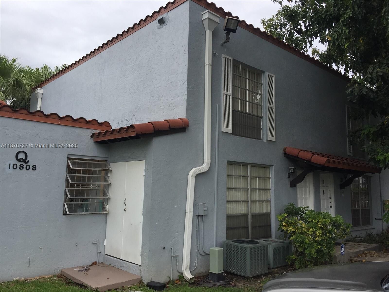 Property Photo: 10808 N Kendall Dr Q-4 FL 33176