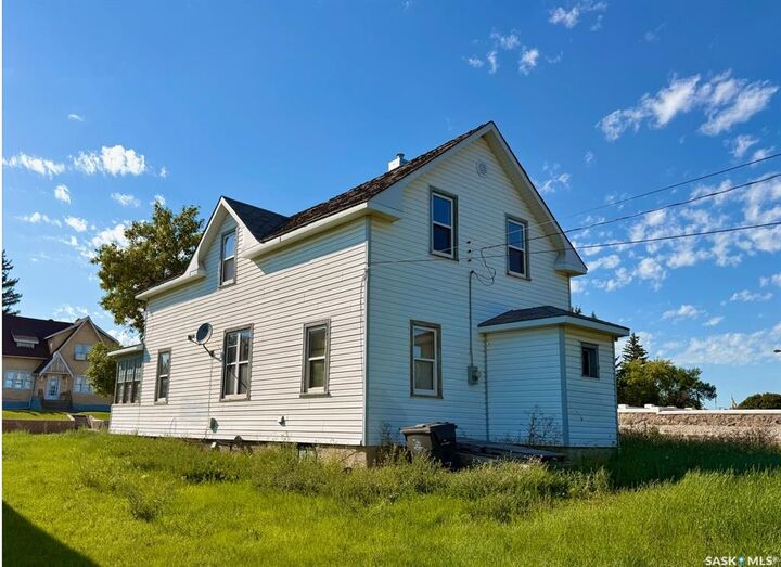 Property Photo: 577 Central Avenue N SK S9H 0L8