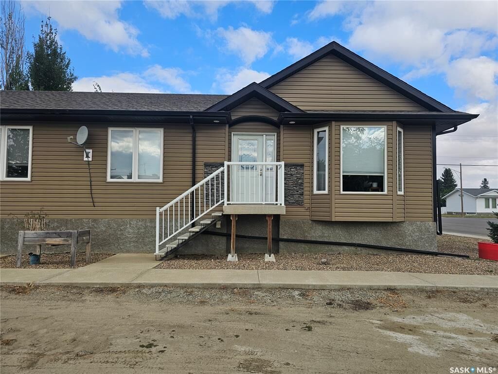 Property Photo:  280 2nd Avenue W 2  SK S0K 4L0 