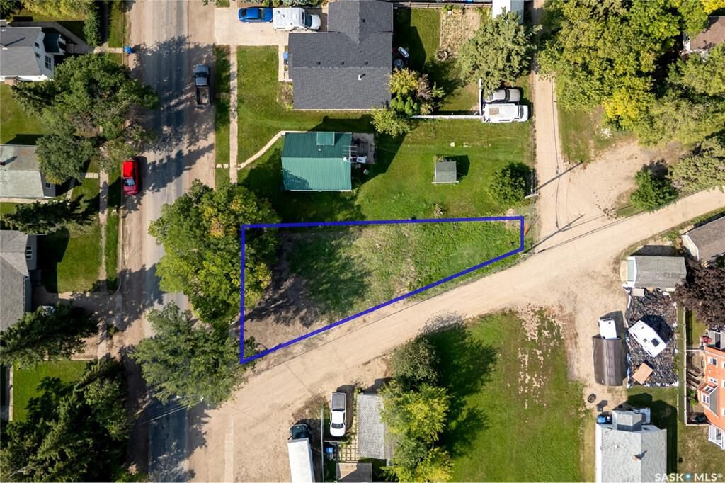 Property Photo:  302 Burrows Avenue W  SK S0E 1A0 