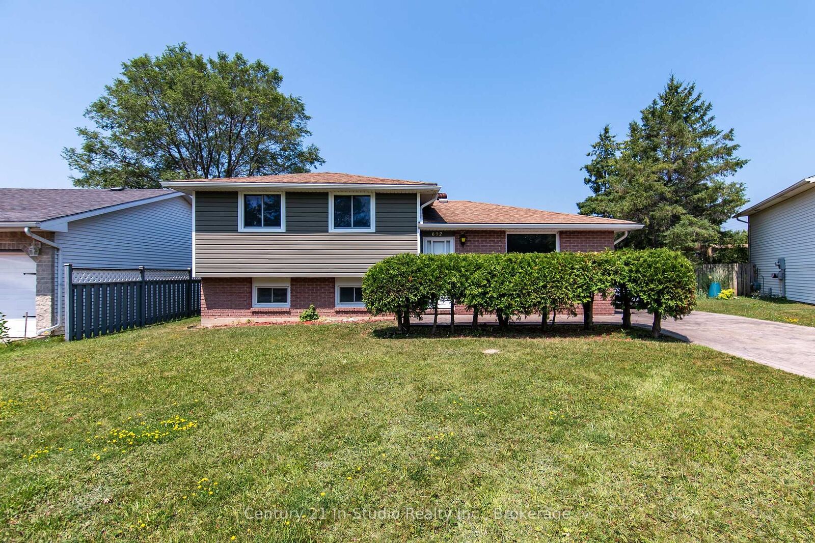 Property Photo:  692 Johnston Crescent  ON N2Z 1S4 