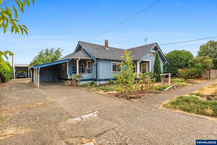Property Photo:  633 SE Ash St  OR 97338 