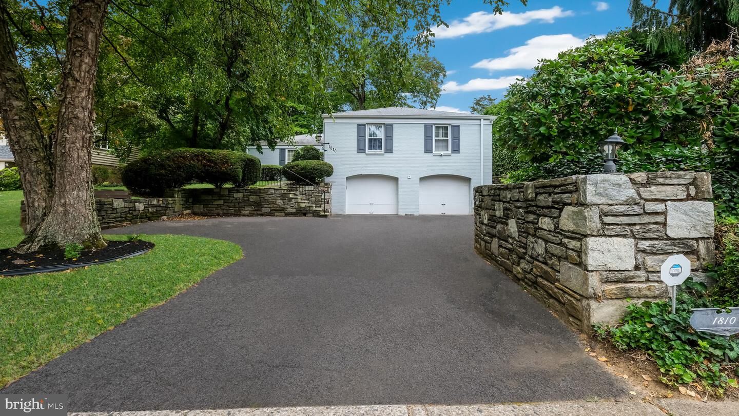 Property Photo: 1810 Hemlock Cir PA 19001