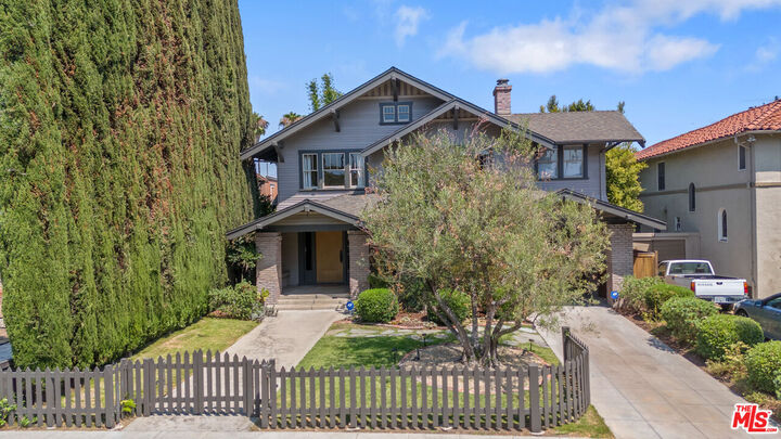 Property Photo:  676 S Bronson Ave  CA 90005 