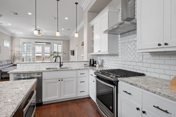 Property Photo: 823 W 21st Street TX 77008