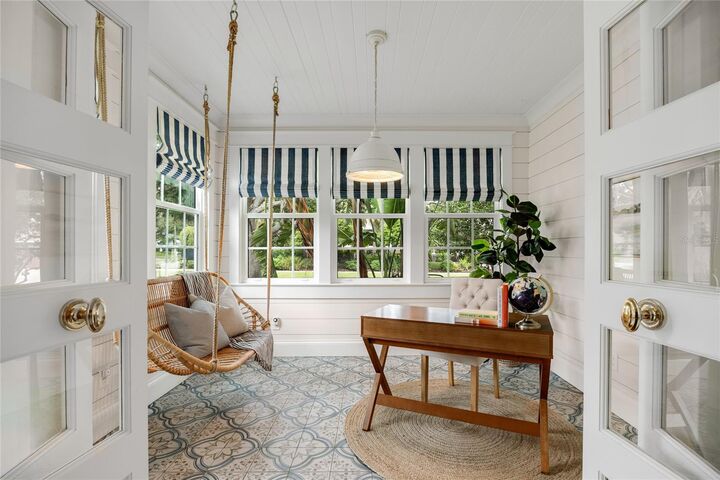Property Photo:  105 25th Avenue NE  FL 33704 