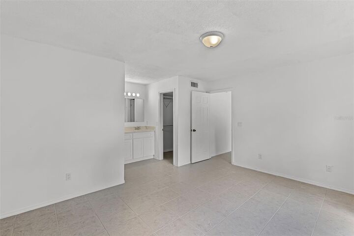 Property Photo: 4864 Old Oak Tree Court FL 32808
