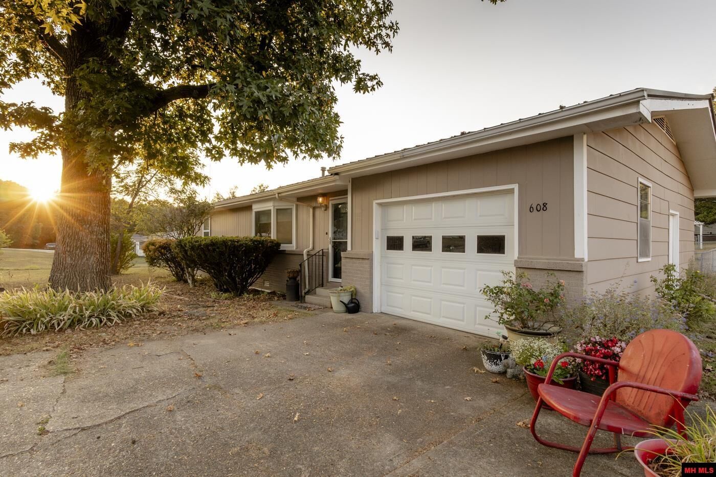 Property Photo:  608 Oak Street  AR 72635 