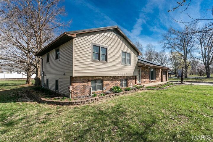 Property Photo: 701 W Brookline Street IL 62014