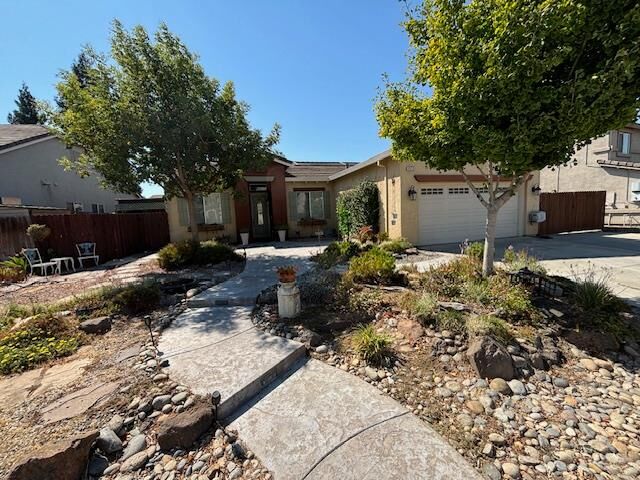 Property Photo: 1573 Sage Sparrow CA 95337
