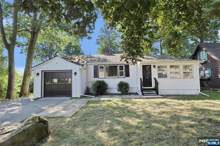 Property Photo:  32 Heighwood Trail  NJ 07871 