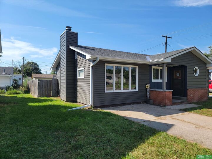 Property Photo:  418 E 5th Street  NE 68467 