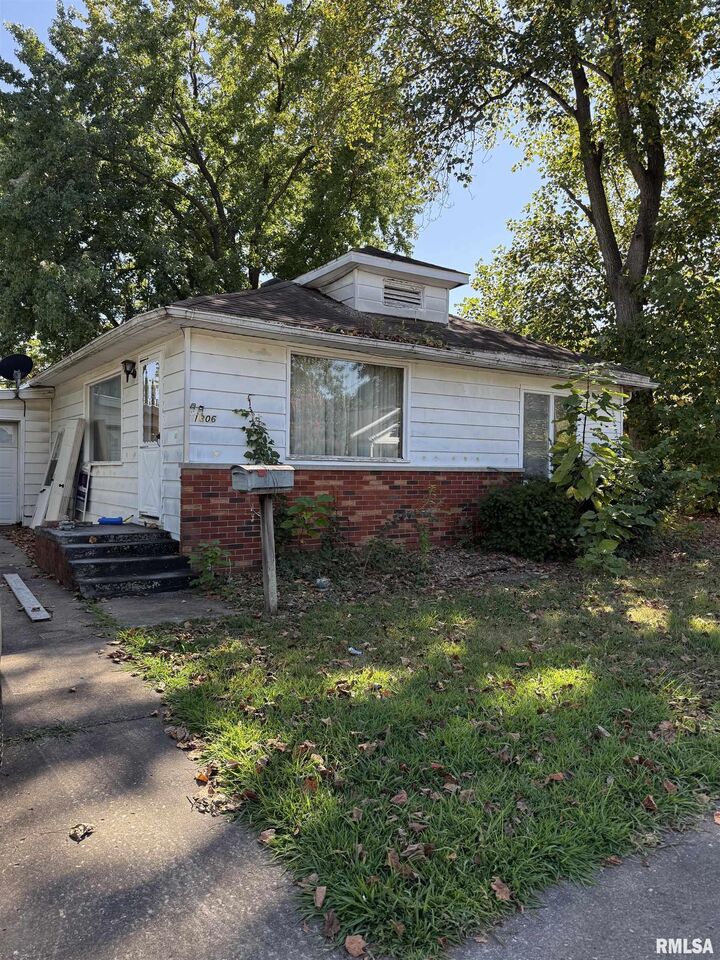 Property Photo: 1306 E Poplar Street IL 62896
