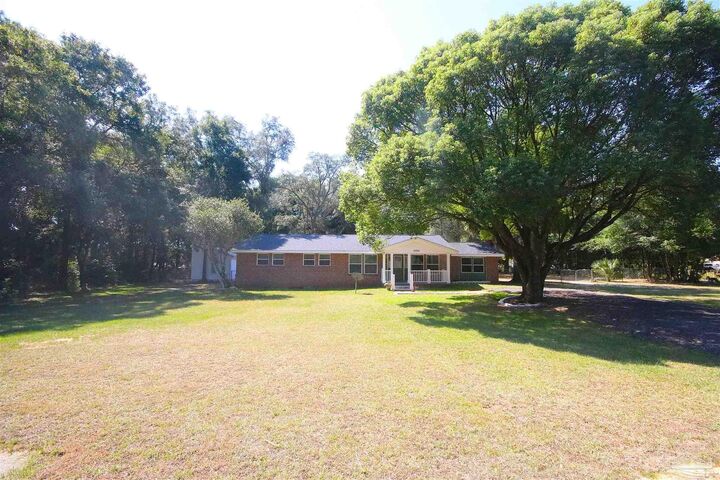 Property Photo: 5720 Redwood Dr FL 32570