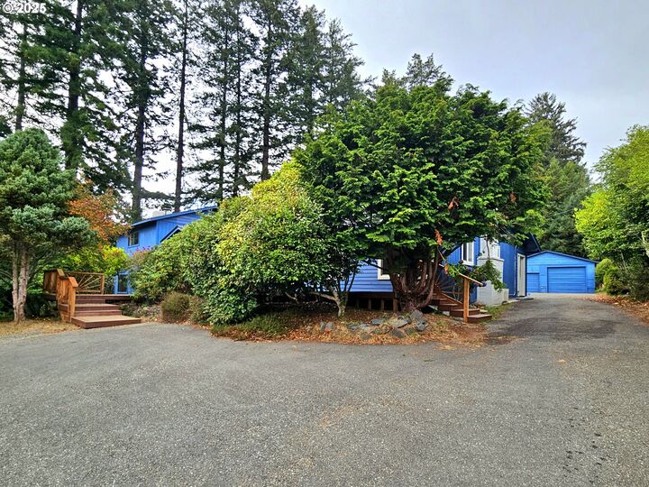 Property Photo: 614 Hassett St OR 97415