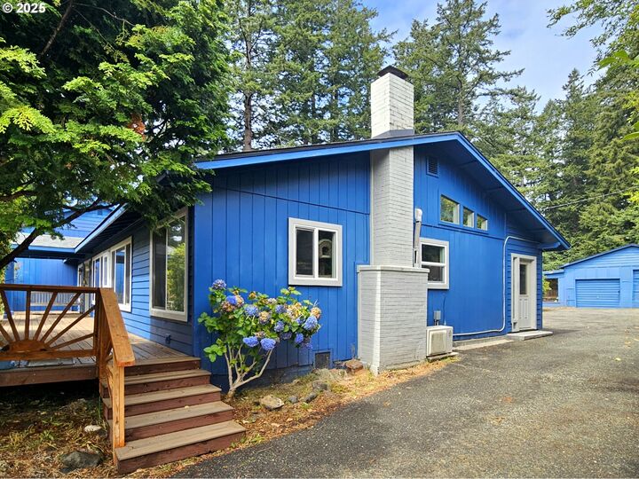 Property Photo:  614 Hassett St  OR 97415 