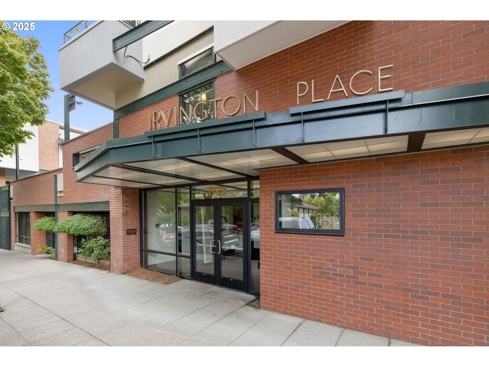 Property Photo:  1718 NE 11th Ave 313  OR 97212 