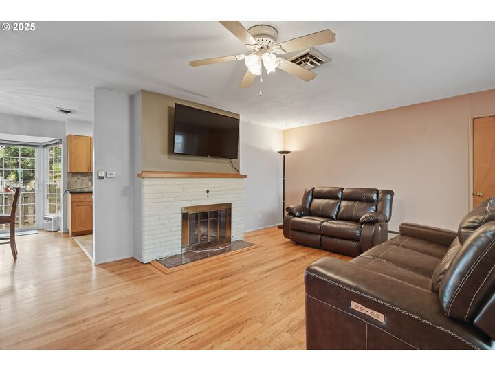 Property Photo:  716 E 20th St  OR 97058 
