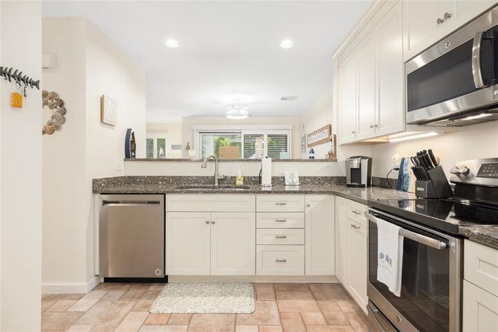 Property Photo: 6 Pendleton Place RI 02882