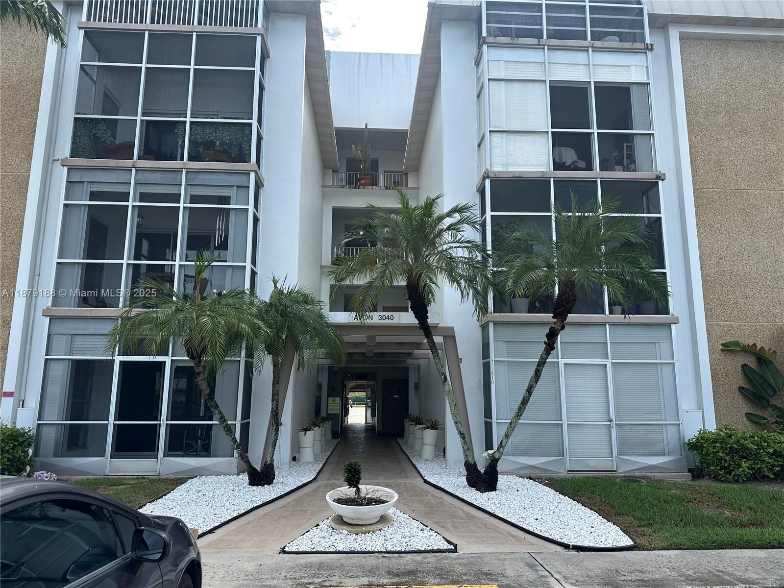 Property Photo:  3040 NE 16th Ave 206  FL 33334 