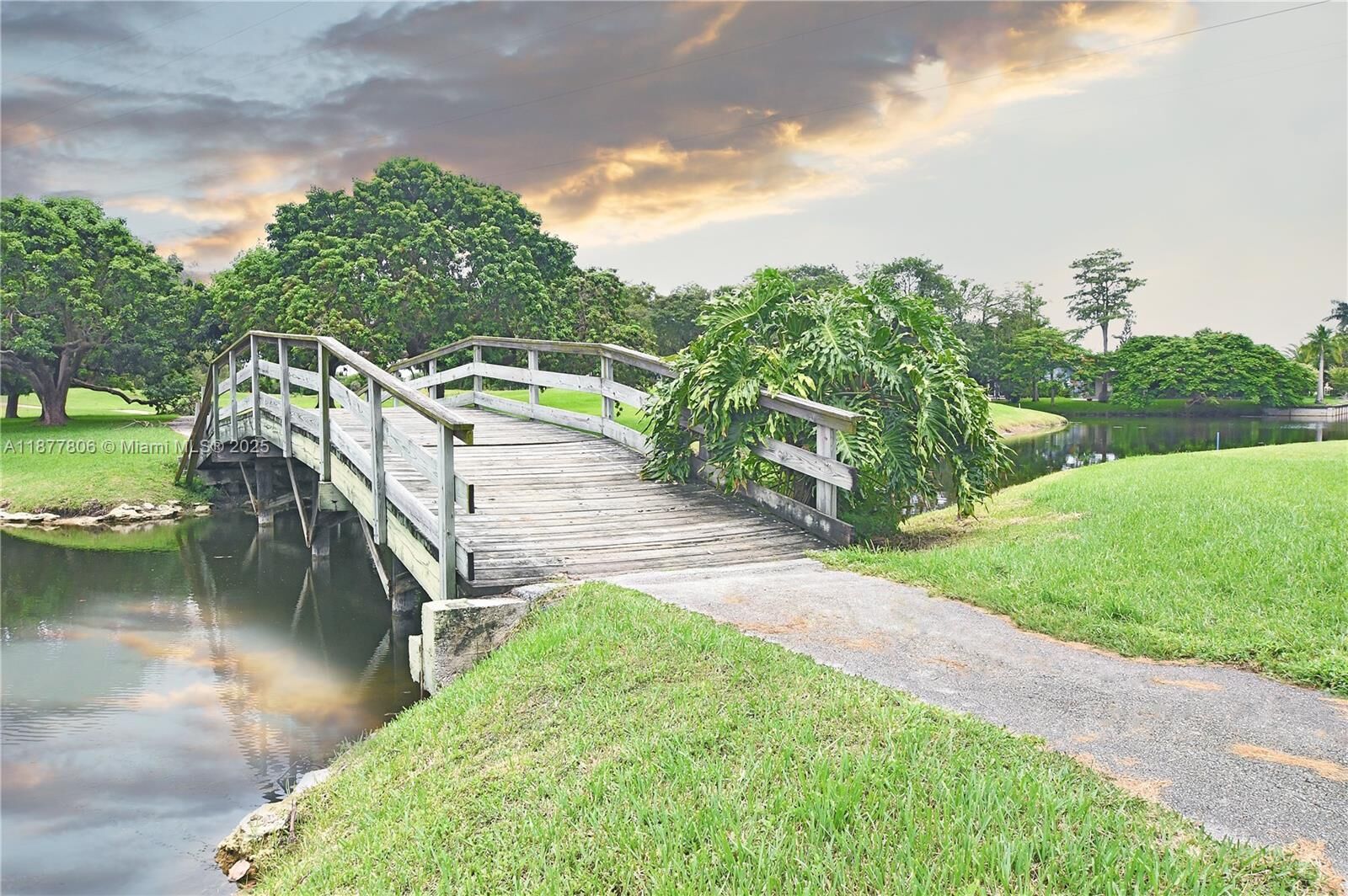 Property Photo:  5203 Avocado Dr  FL 33319 